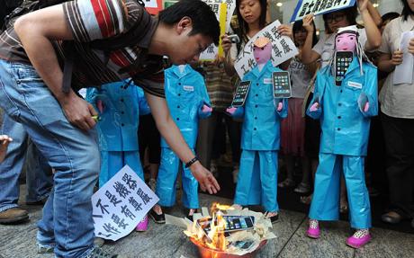 Hong Kong's protesters burn iPhone
