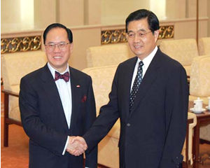 Donald Tsang kowtows to Hu Jintao