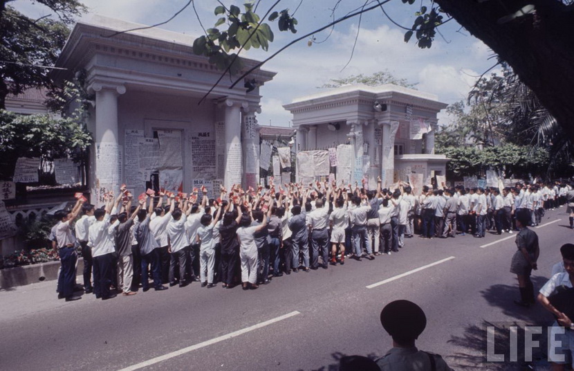 Leftist protestors besieged the Hong Kong Government House during the leftist riots in 1967, while a few policemen were watching from behind.