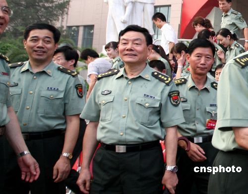 Liu (center)