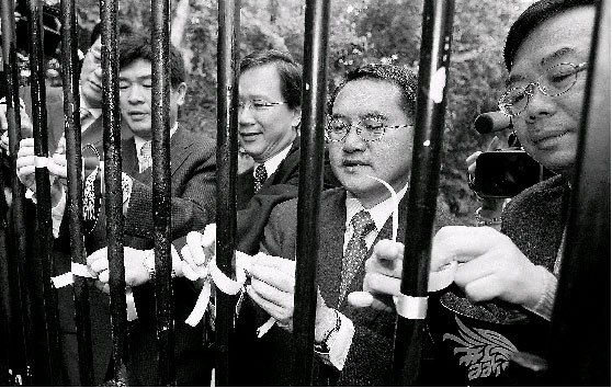 Tying yellow ribbons to the gate of the Government Headquarters.
